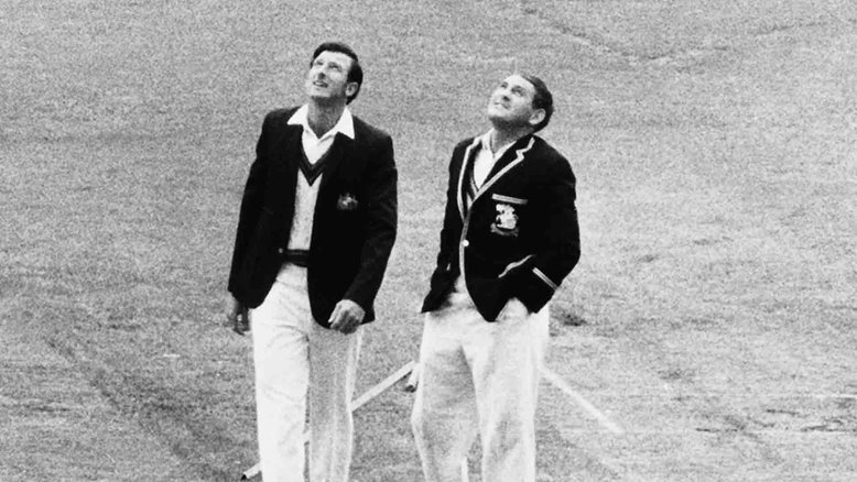 Bill Lawry and Ray Illingworth toss the coin in 1970-71
